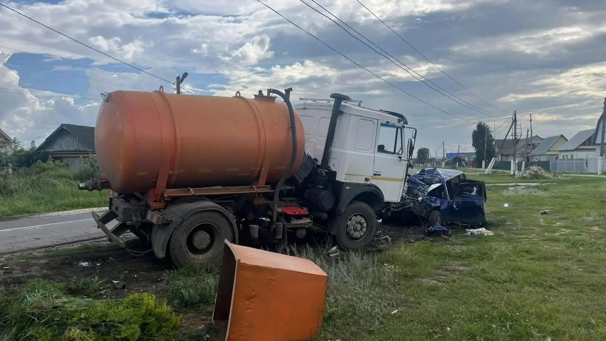 В жестокой аварии с грузовиком в Бековском районе погибли двое мужчин