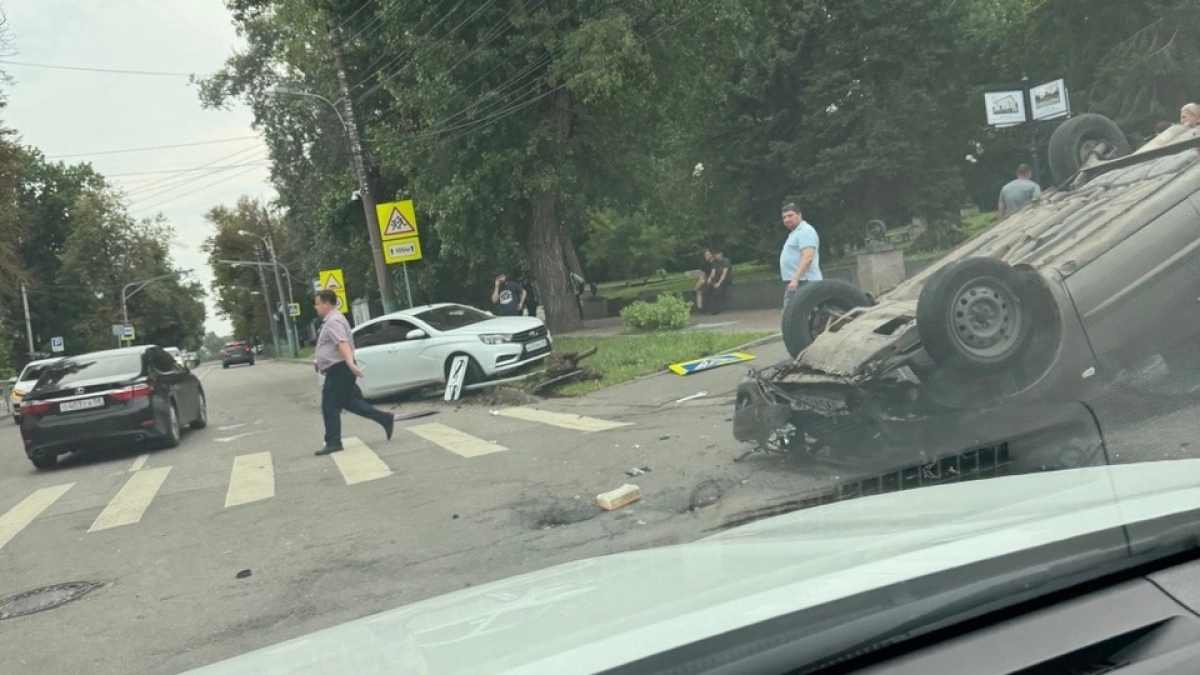 Шокирующие кадры: автомобиль перевернулся в центре Пензы