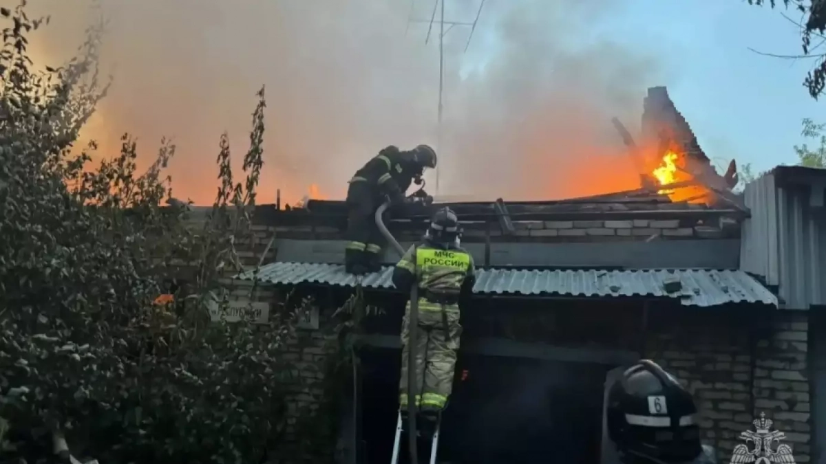 В Кузнецке огонь уничтожил дом, постройки и два автомобиля