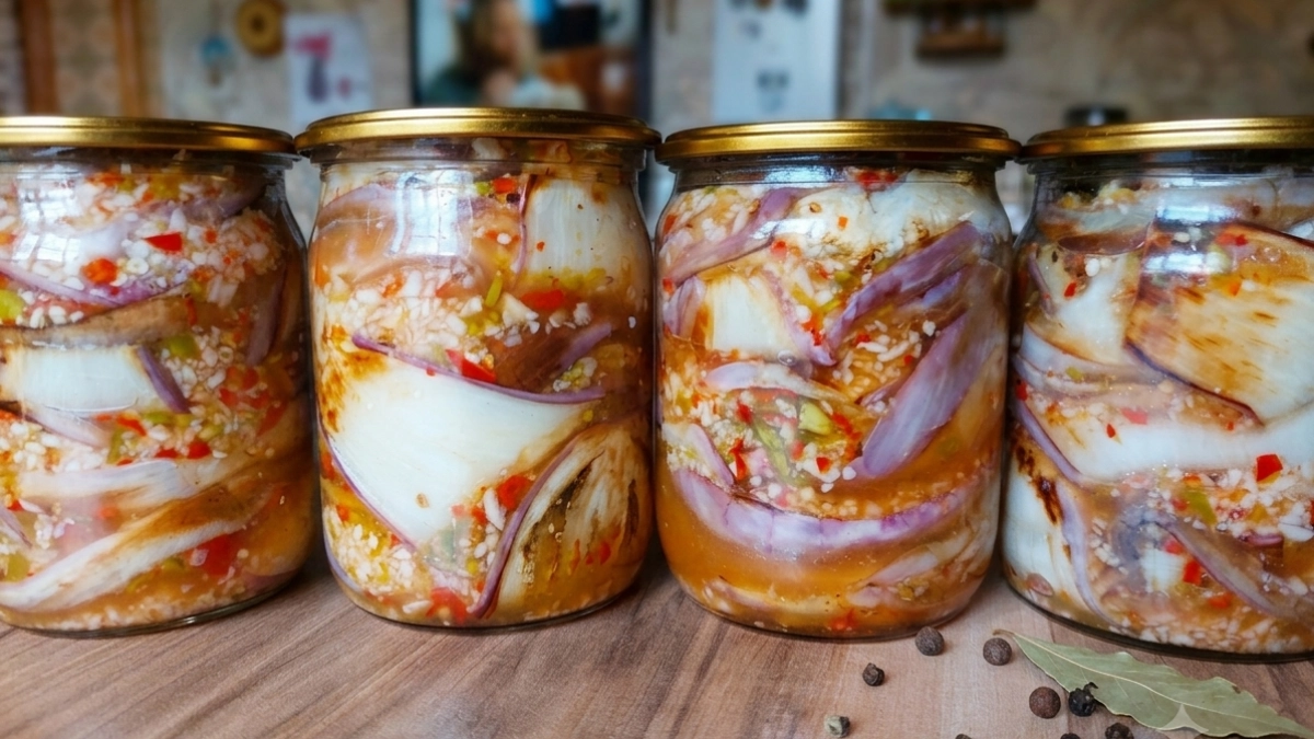 Вместо соленых огурцов закрываю закуску из острых баклажанов: пряные, мясистые и в ароматном рассоле - смотрю на баночки и душа поет