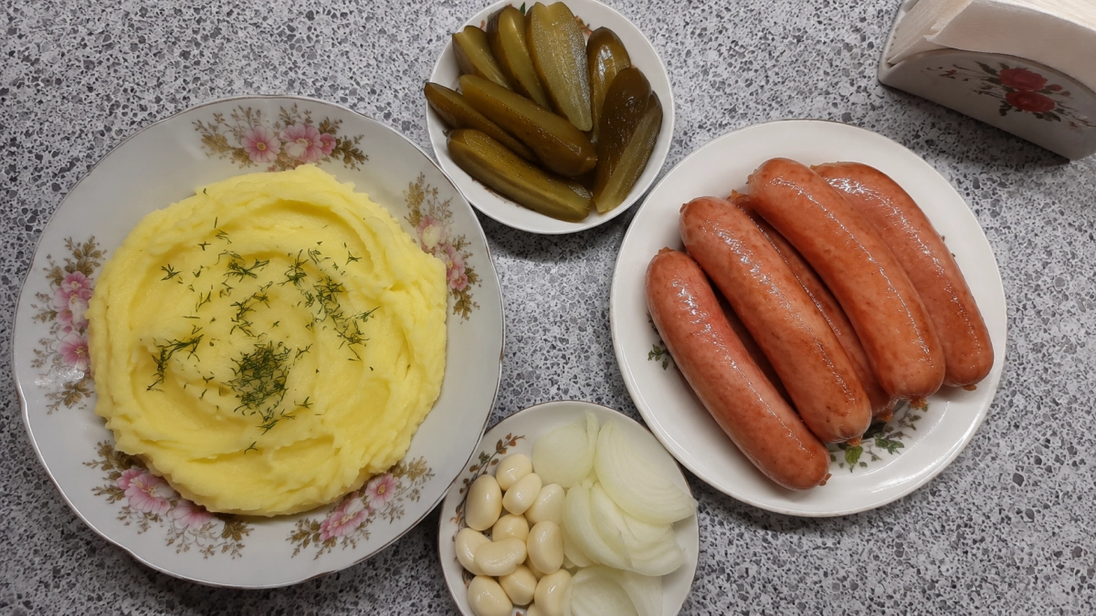 Сосиски в воде давно уже не варю: вот что добавляю – даже дешевые  на вкус получаются, как в ресторане