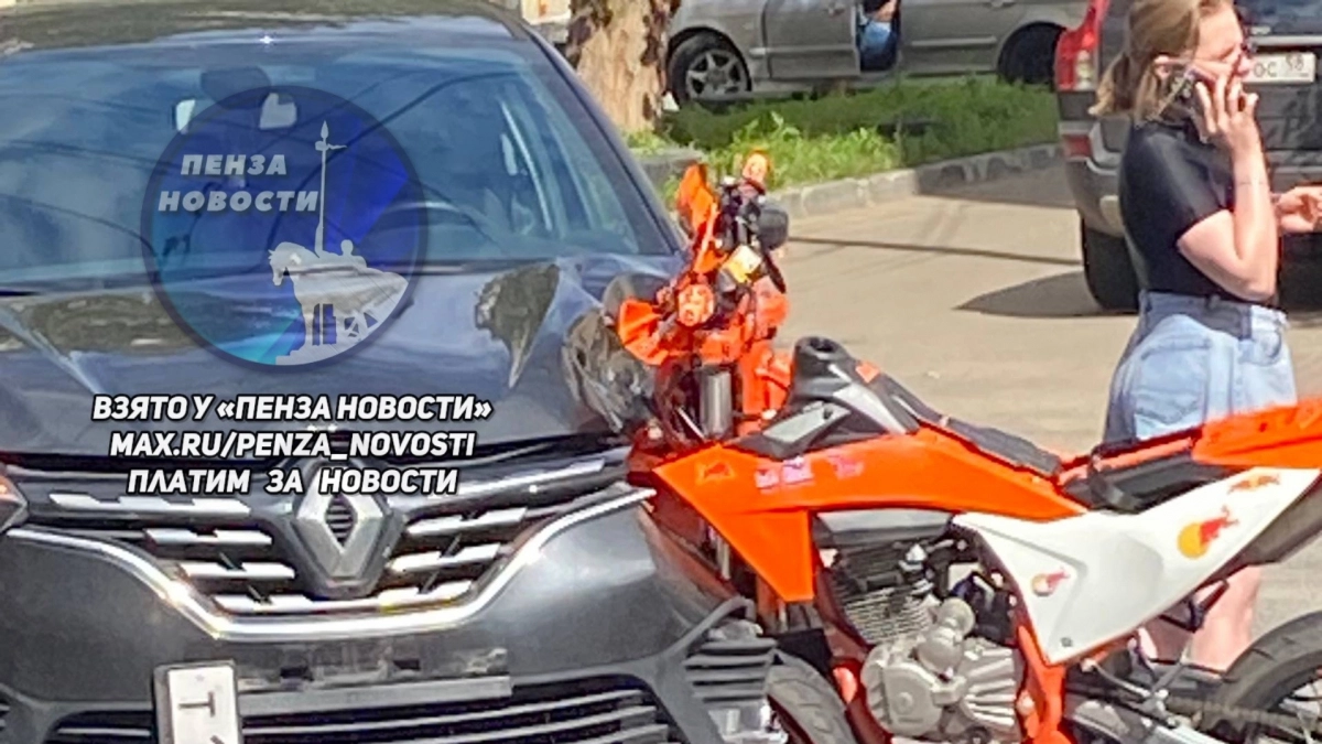Шокирующие кадры: питбайк на огромной скорости врезался в авто на Володарского
