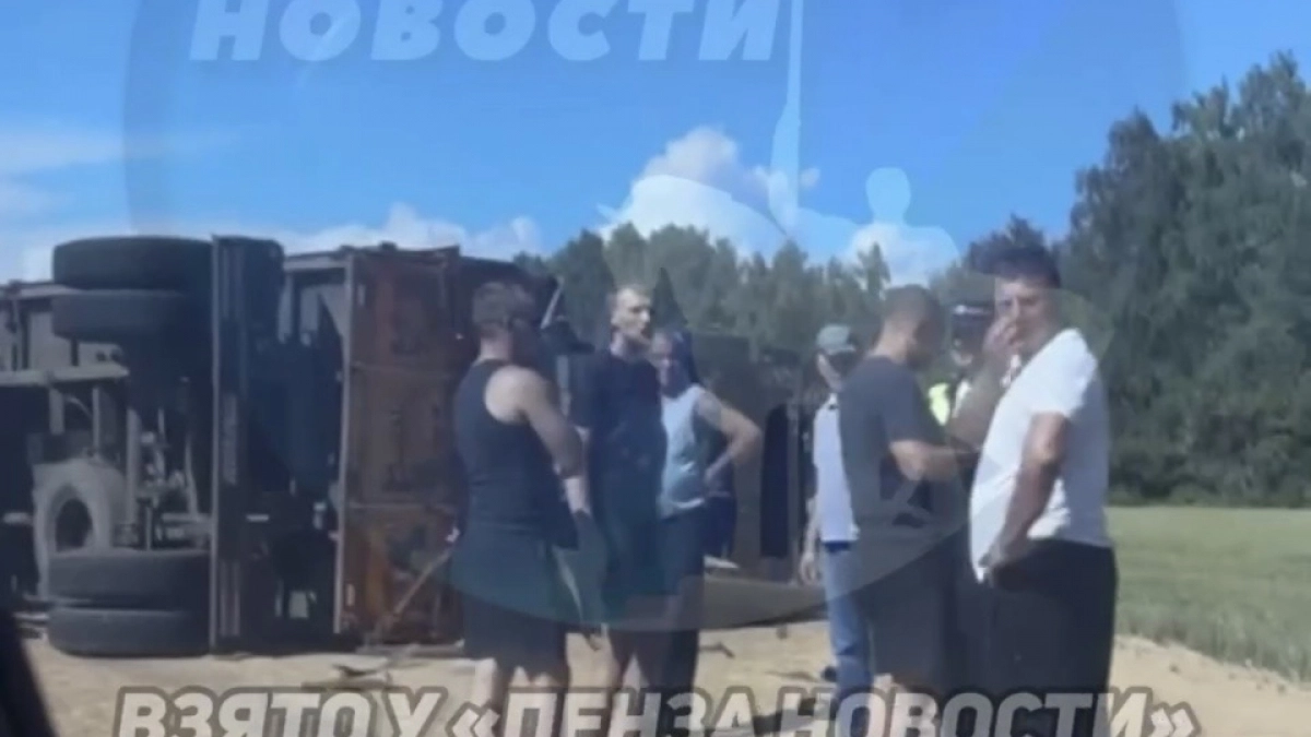 Стали известны загадочные детали жесткого ДТП с перевернувшимся КамАЗом под Пензой