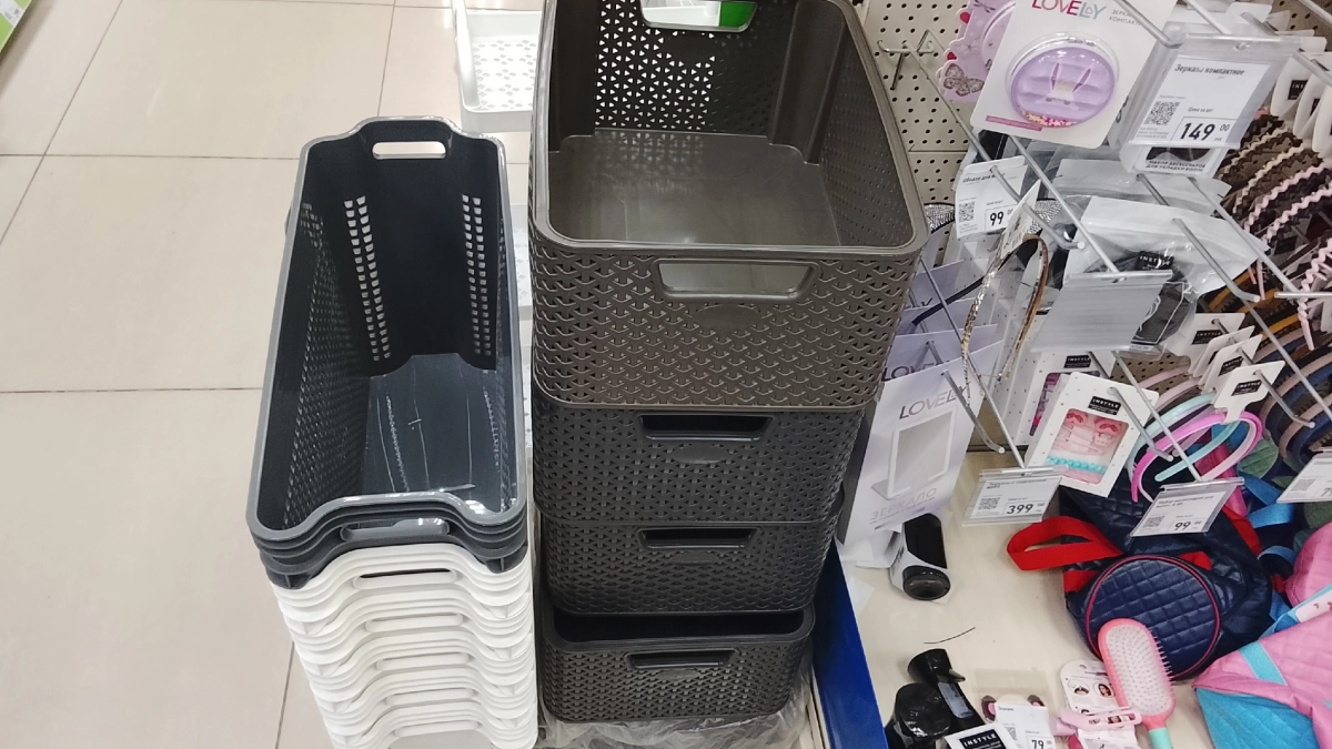 Скупаю пластиковые ящики из Fix Price пачками: показываю, как собрать из них мобильную кухню для дачи
