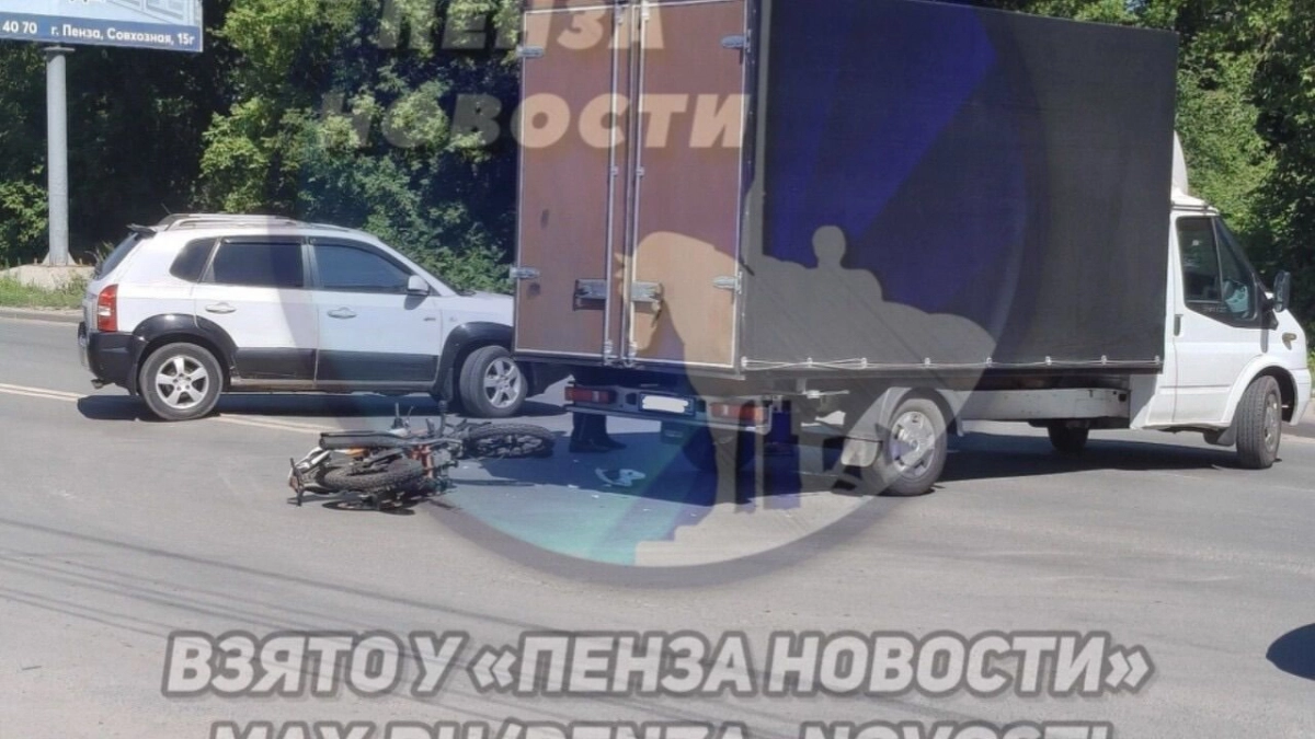 Очевидцы сняли последствия жуткого ДТП с мотоциклом на Северной Поляне: что известно о пострадавших
