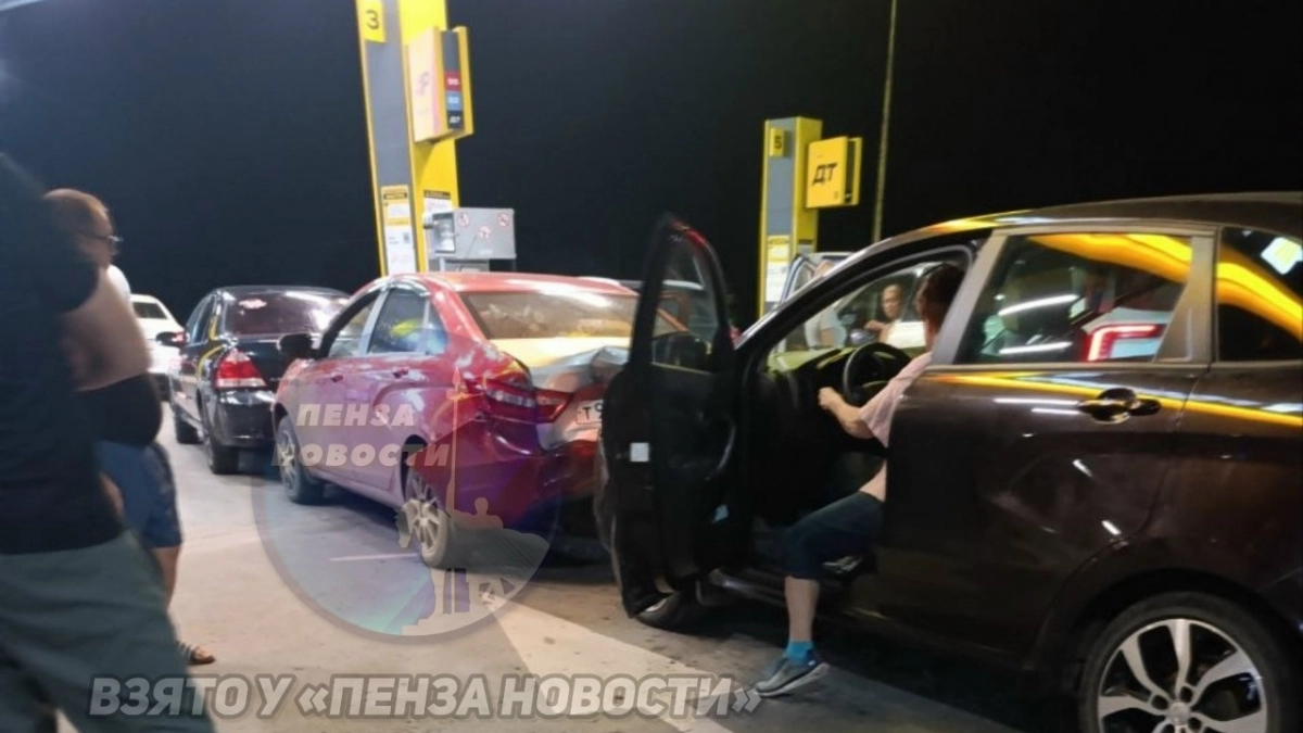 Пошла на таран: в Трофимовке автоледи на АЗС устроила ДТП с четырьмя автомобилями