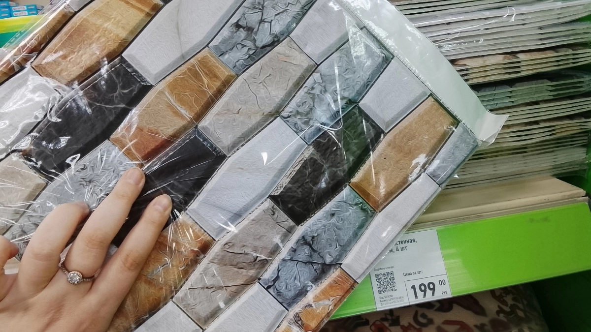 Зону у телевизора стилизовала за копейки: нашла в Fix Price рельефные панели под камень — выглядят эффектно и клеятся хорошо