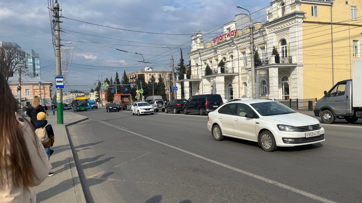 Центр Пензы озарила тревожная вспышка: грузовик вспыхнул прямо во время движения