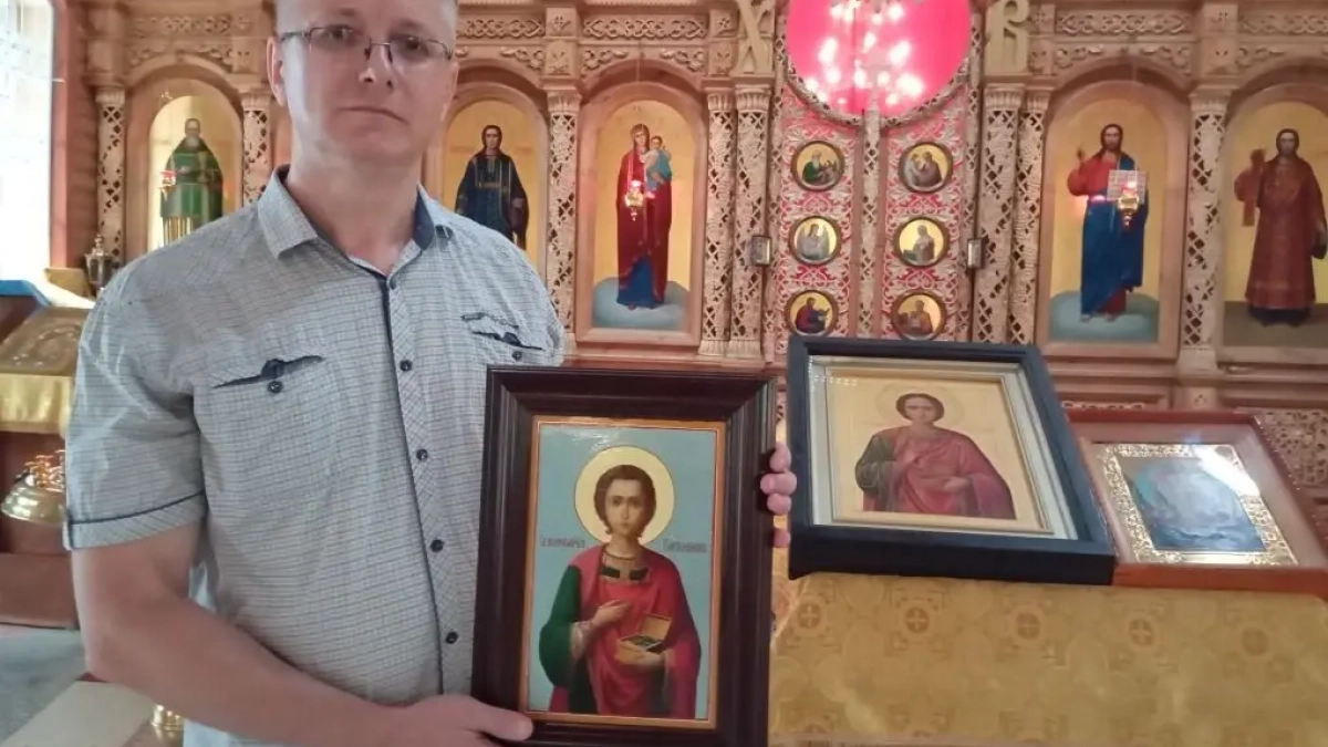 В ахунском храме освятили новую икону Пантелеимона художника-живописца Михаила Калинина