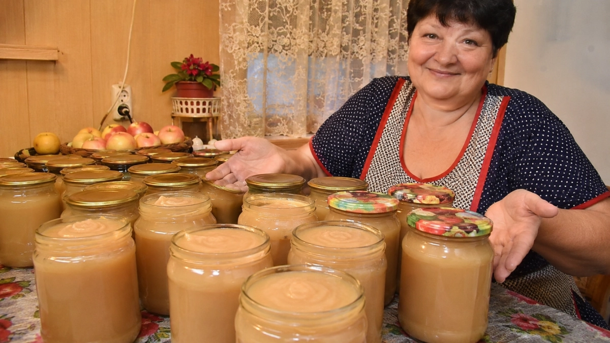 Лью сгущёнку в разваренные яблоки: бархатное пюре на зиму к блинам, оладьям и просто ложкой — вкуснее всякого десерта