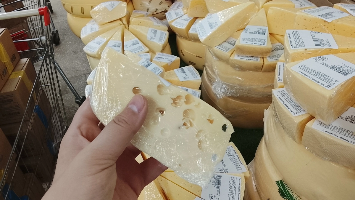 Стоит ли покупать в Светофоре сыры, колбасы и сосиски: чем они отличаются от аналогичных в дорогих супермаркетах