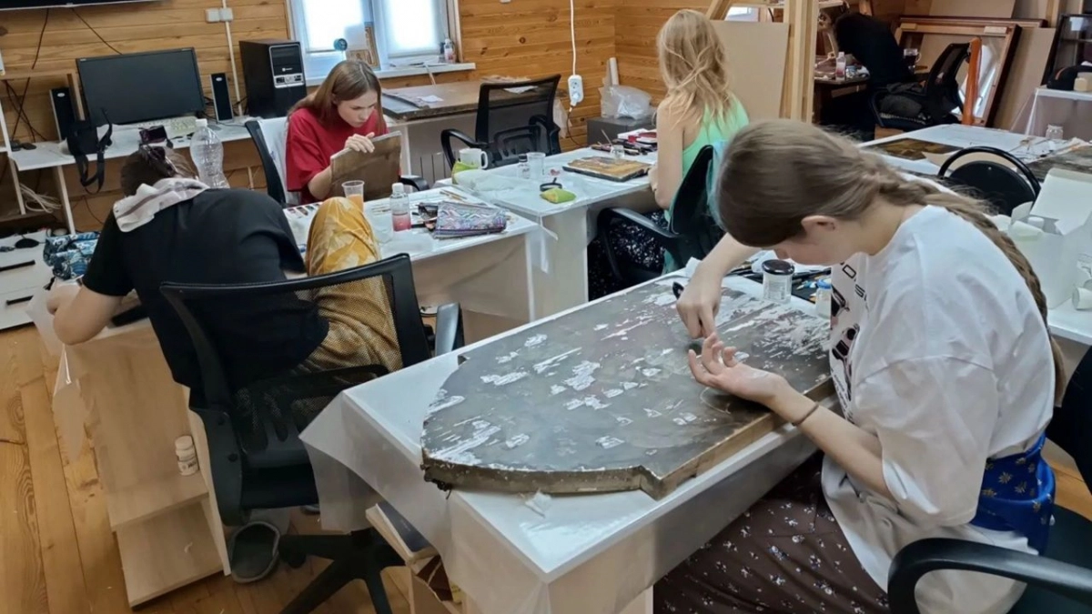В Пензенской области студенты-реставраторы спасли иконы Троице-Сканова монастыря 
