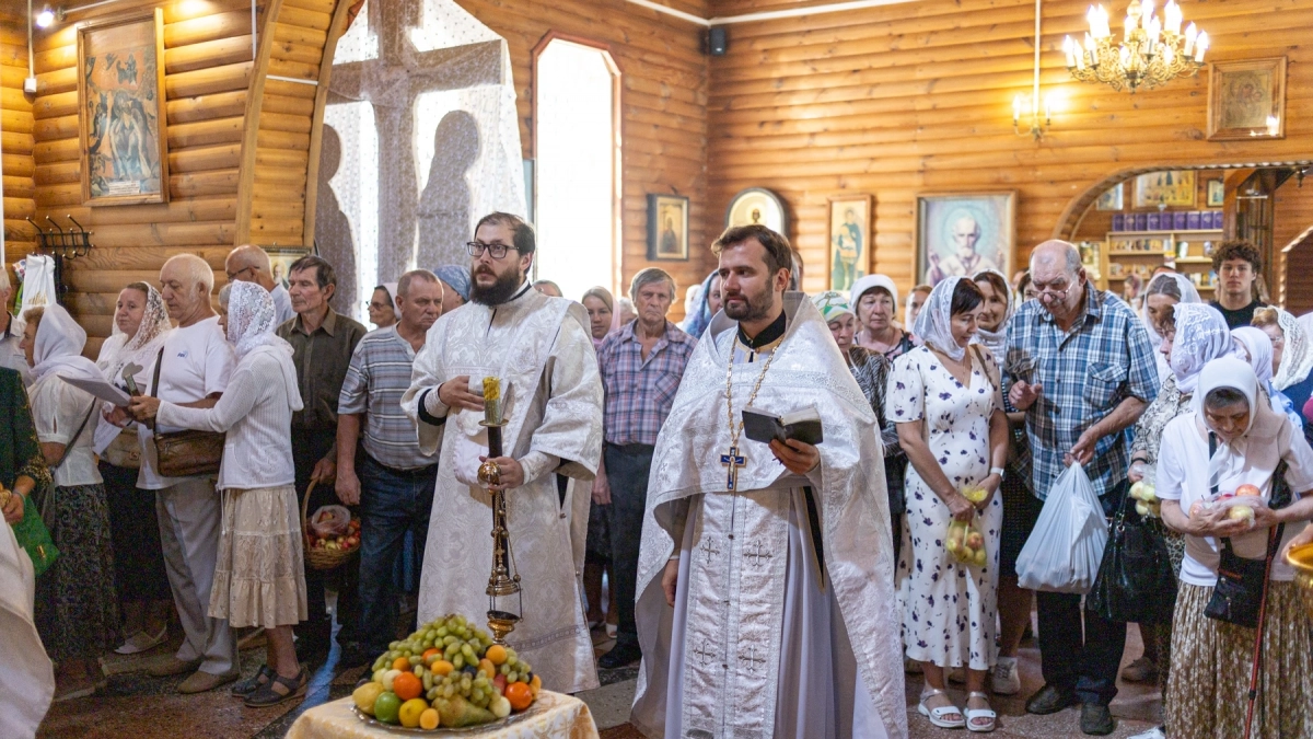 Сотни горожан, горы фруктов и благотворительный чай: Яблочный Спас в Ахунах