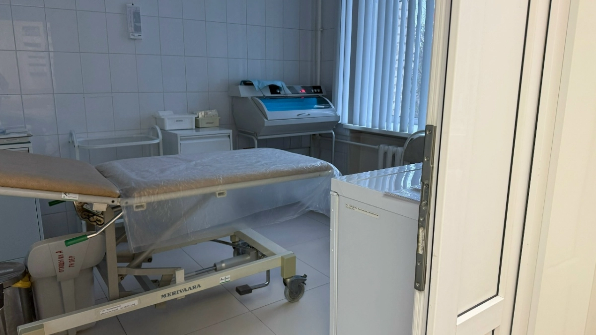 Пациентов в Кузнецкой больнице укладывают на кровати из стульев и досок