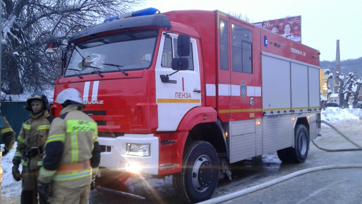 В Пензе на видео попал ночной пожар в микрорайоне Нахаловка