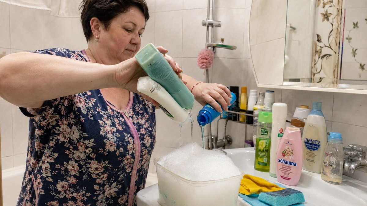 Остатки шампуня не выбрасываю: заливаю водой и получаю пенный «рассол» для уборки — 6 вещей в ванной отмываю до скрипа