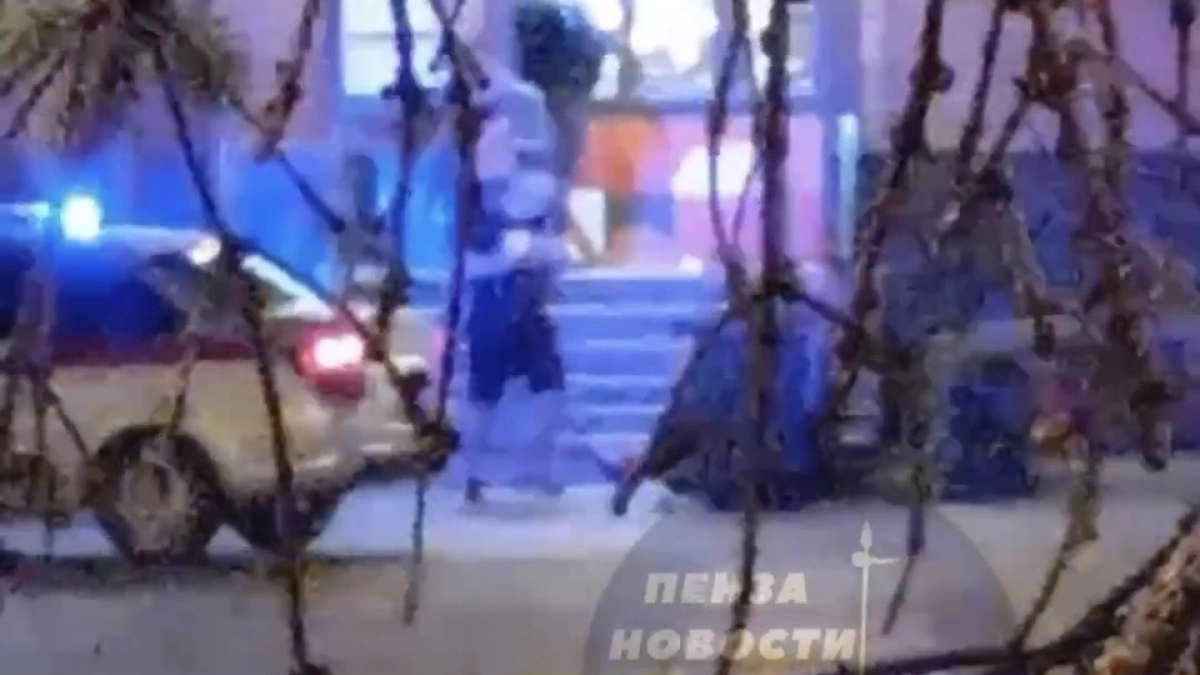 В Пензе толпа голодных парней штурмовала популярный ресторан быстрого питания