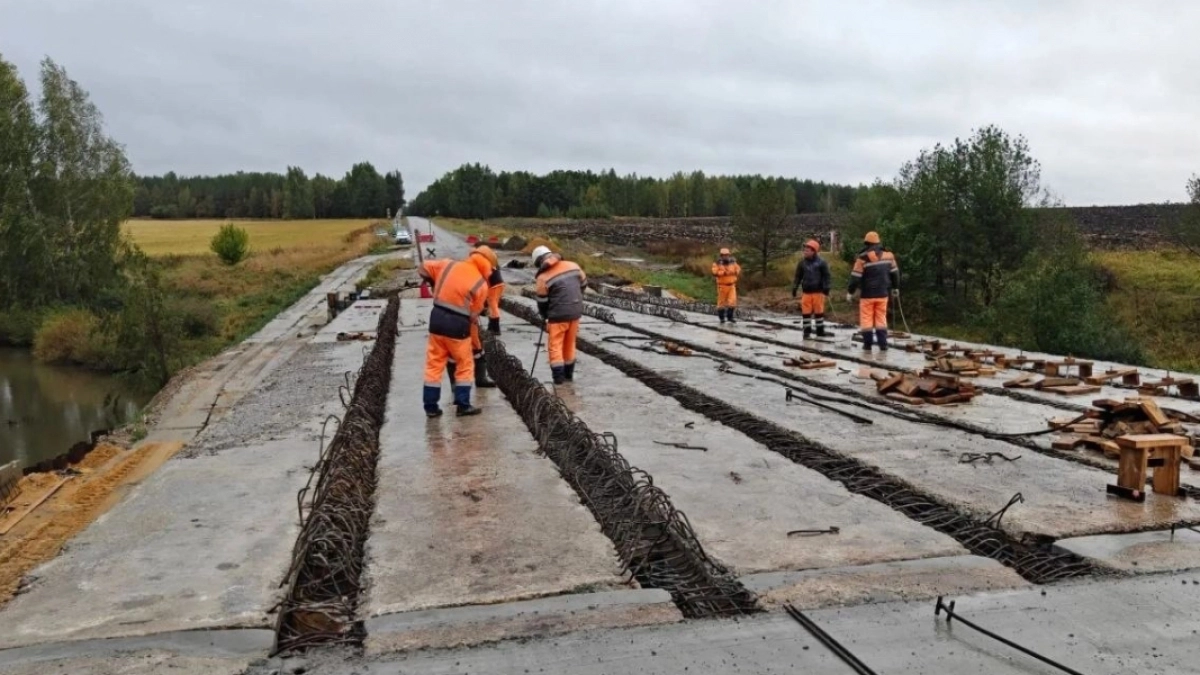 В Камешкирском районе продолжается капремонт моста через п. Озерный