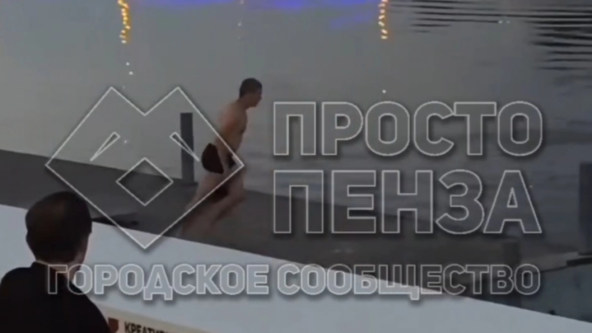 Неделя моды на набережной Суры снова завершилась экстремальным заплывом зрителя