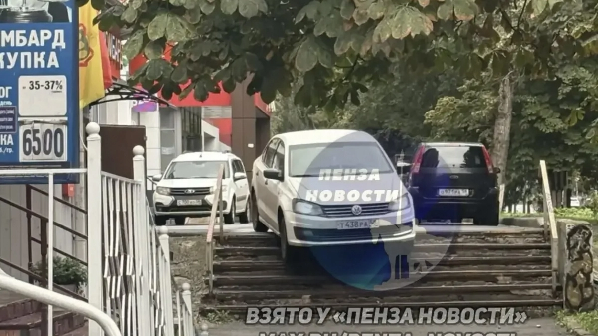 В Пензе легковушка «припарковалась» на лестнице у мотосалона