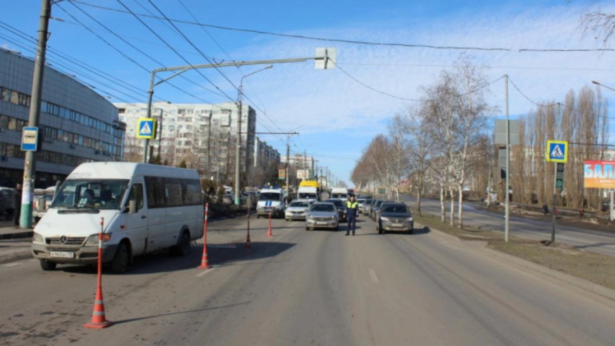 В Пензе полицейские выяснили, при каких обстоятельствах маршрутка наехала на двух пенсионерок