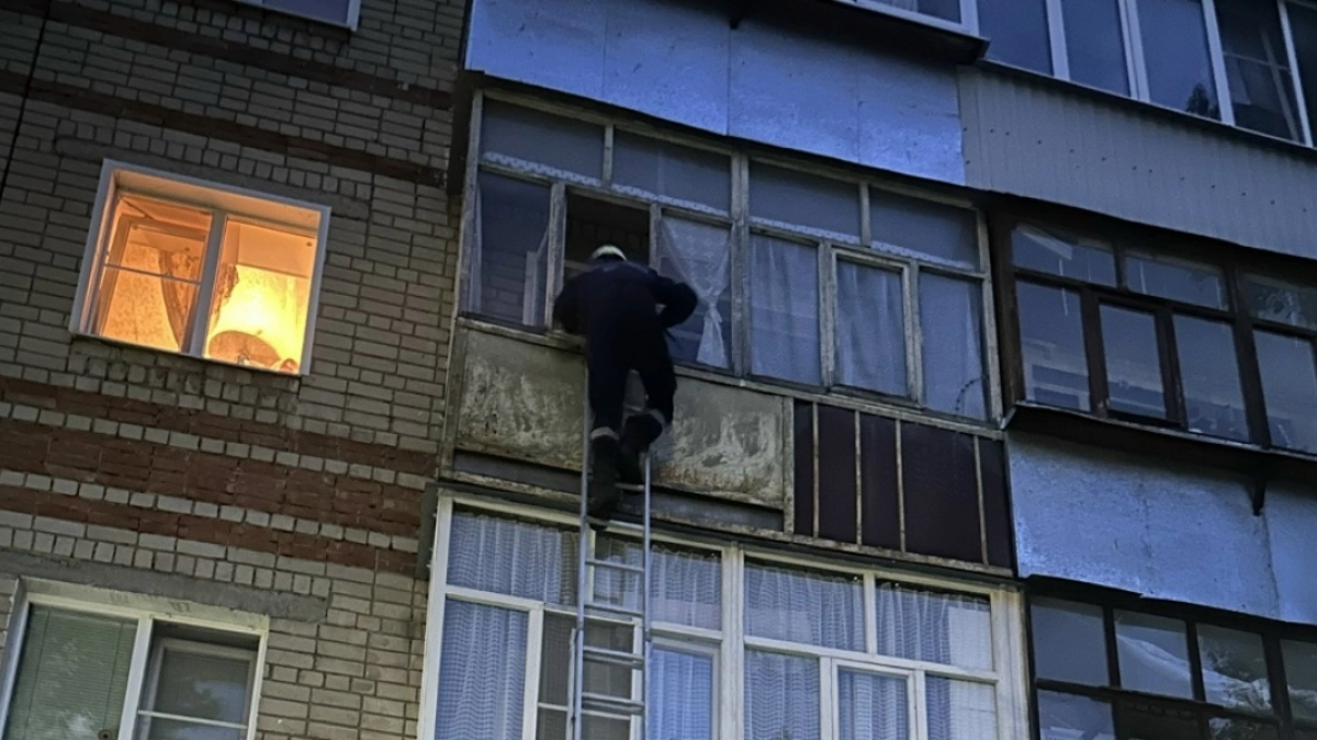 В Пензе спасатели поднялись к детям, запертым в квартире по ул. Рахманинова