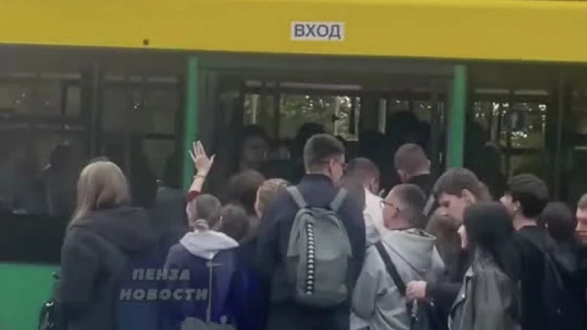 «Как селедки в бочке»: Пензенцы показали на видео утренний ад на остановках в Ахунах