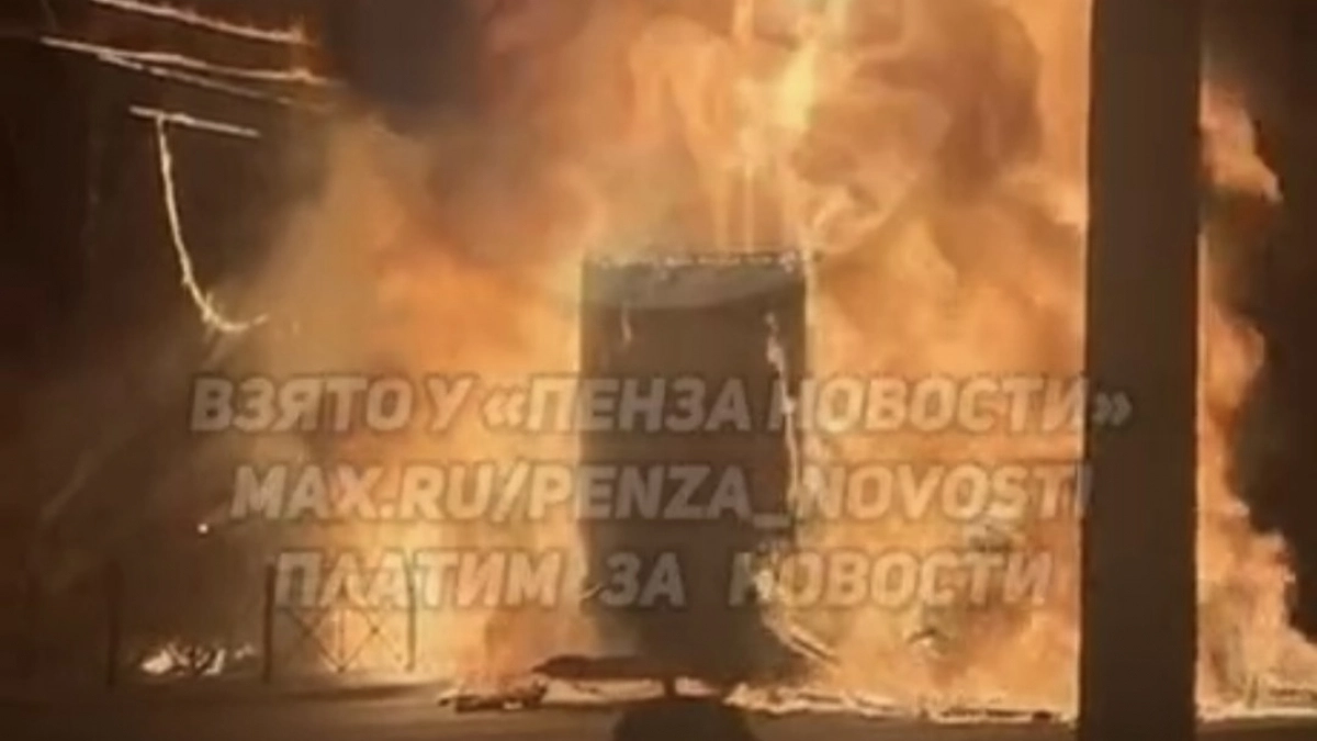 Под Пензой на трассе М-5 полыхает фура