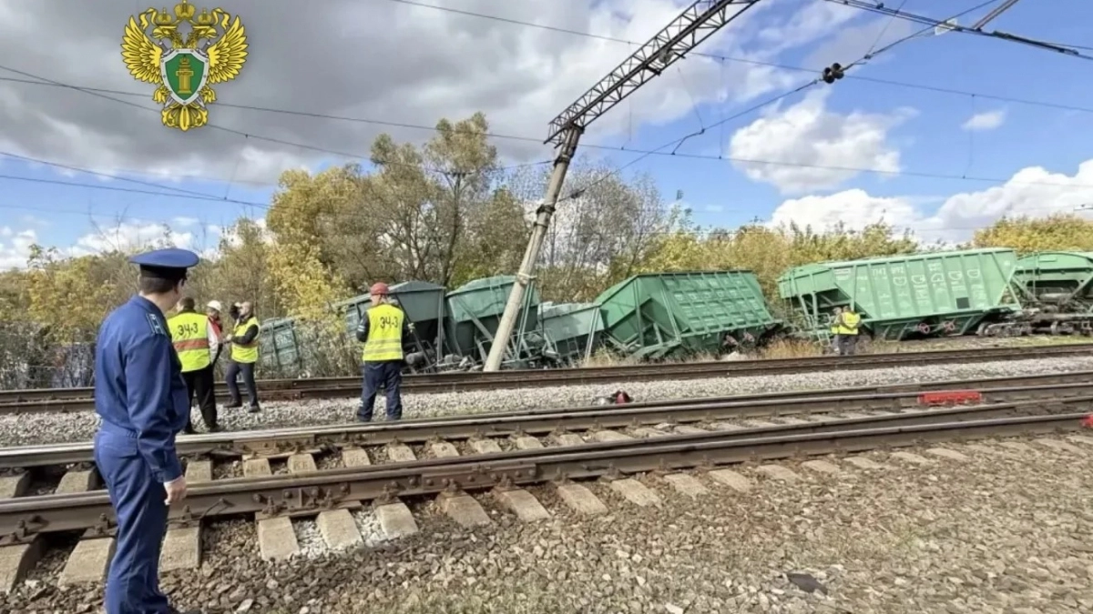 Пассажирский поезд Воркута-Адлер застрял в пути из-за ЧП с грузовыми вагонами