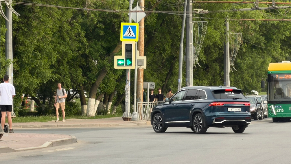 В Пензе 17-летний водитель врезался в светофор на ул. Измайлова