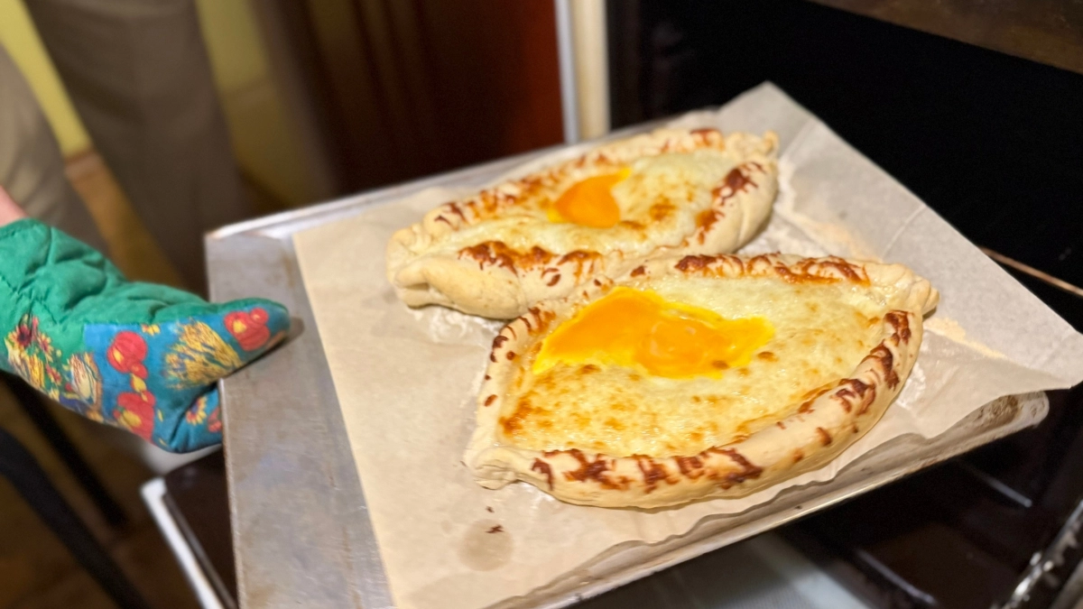 Лаваш режу тонкой «лапшой», заливаю яйцами и посыпаю сыром: завтрак как хачапури — с золотой корочкой