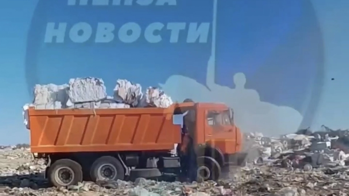 В Пензе на мусорном полигоне дотла сгорел КамАЗ