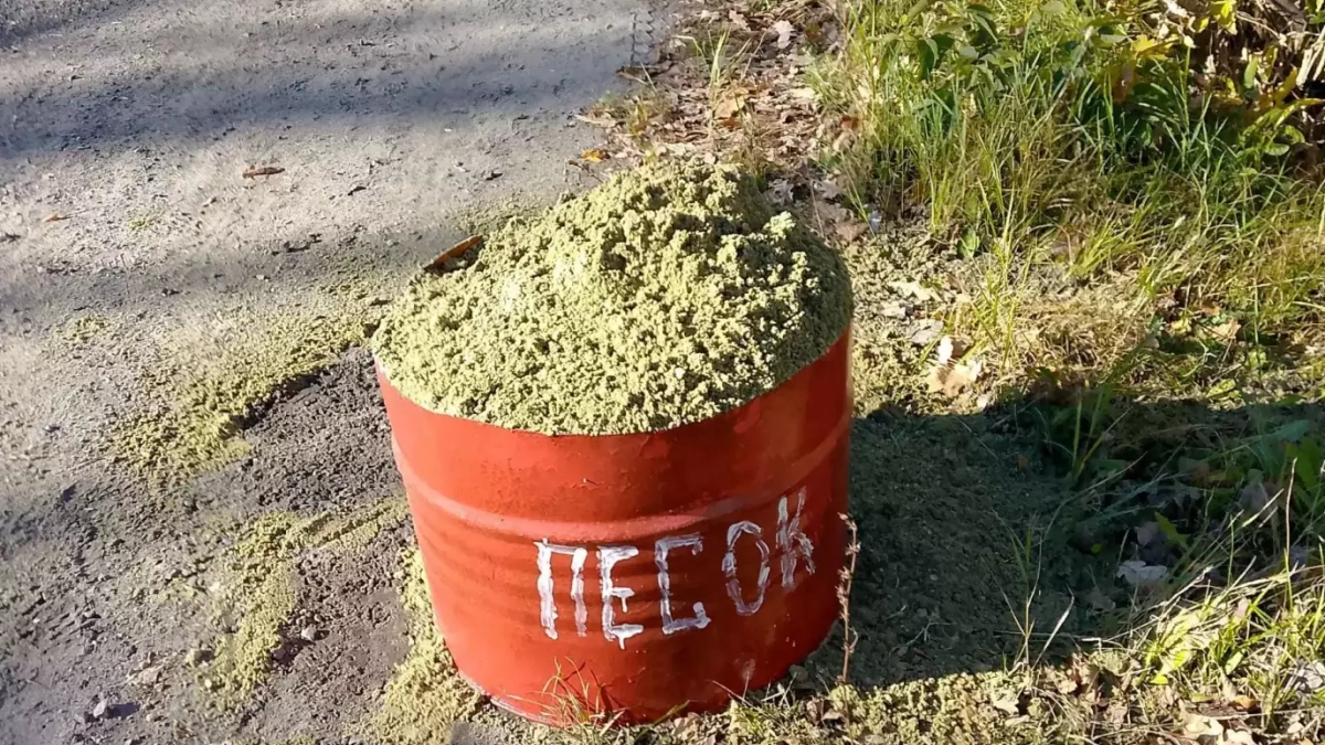 В Пензе на крутых склонах начали устанавливать красные емкости с песком для борьбы с гололедом
