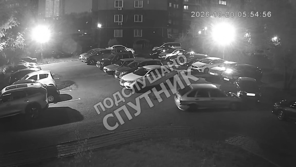 В Спутнике неадекватный водитель на четырке протаранил 10 припаркованных машин и сбежал