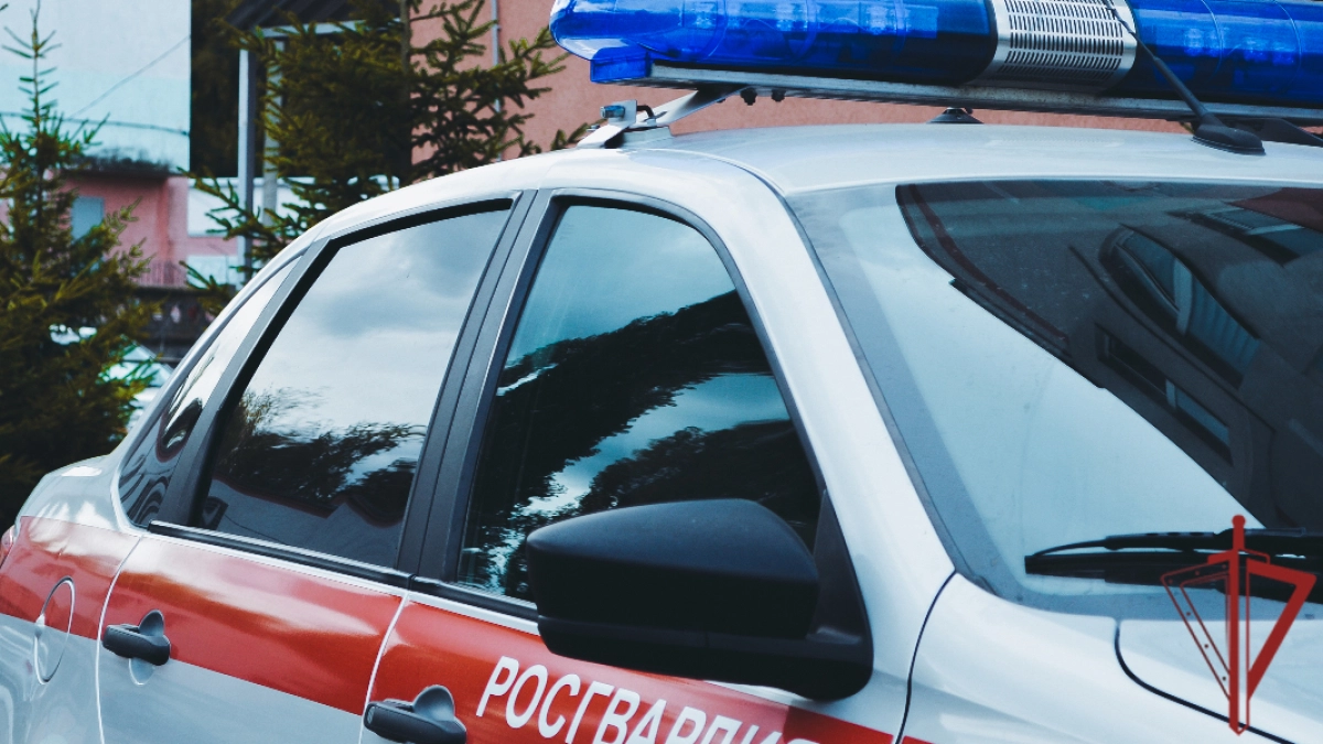 Пензенец, перебрав с алкоголем на свадьбе, разбил рукой окно торгового ларька