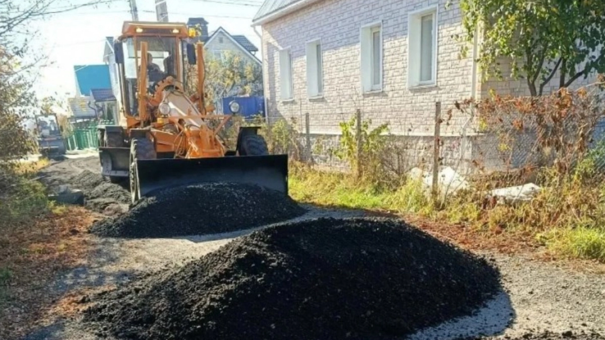В пензенском мкр. Заря продолжаются работы по отсыпке дорог асфальтовой крошкой