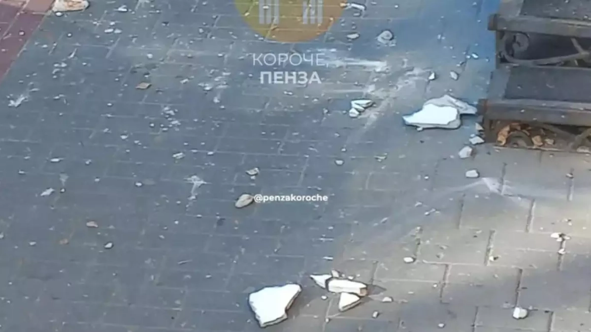 В центре Пензы опасный дом засыпает пешеходов кирпичами