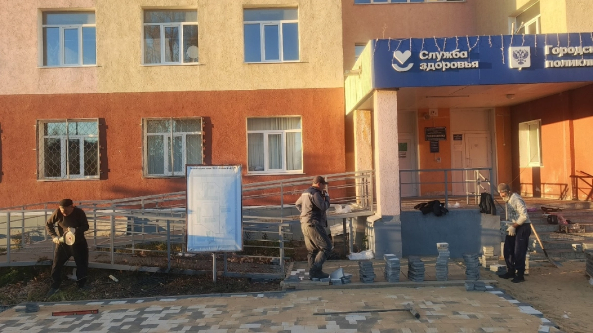 В Каменской РБ продолжаются работы по ремонту входной группы