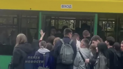 «Как селедки в бочке»: Пензенцы показали на видео утренний ад на остановках в Ахунах