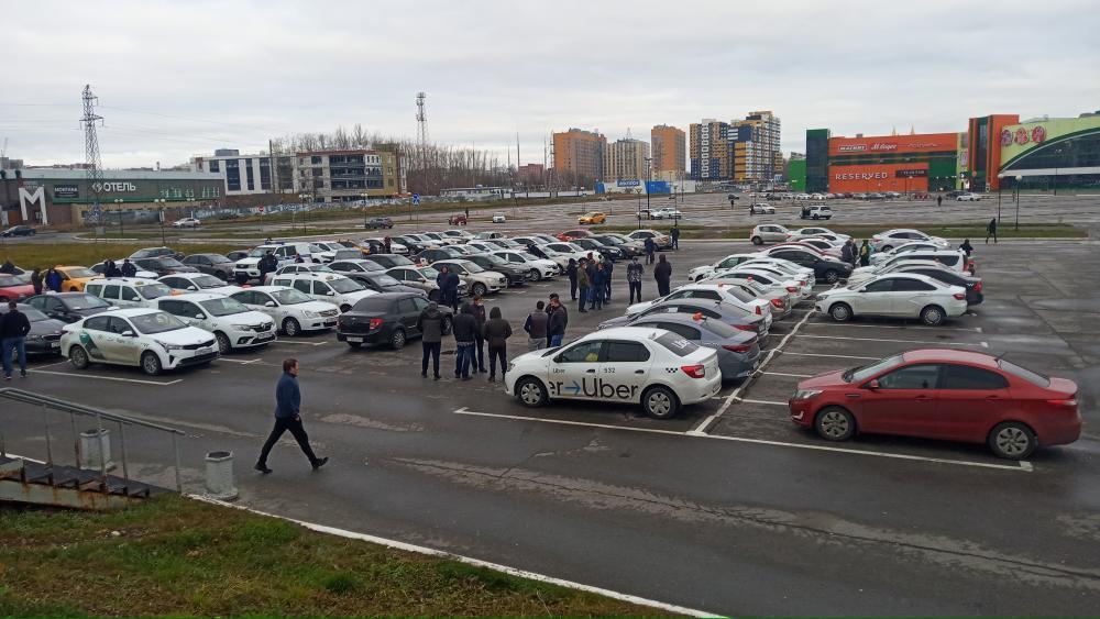 В Пензе таксисты устроили собрание в протест условий агрегаторов
