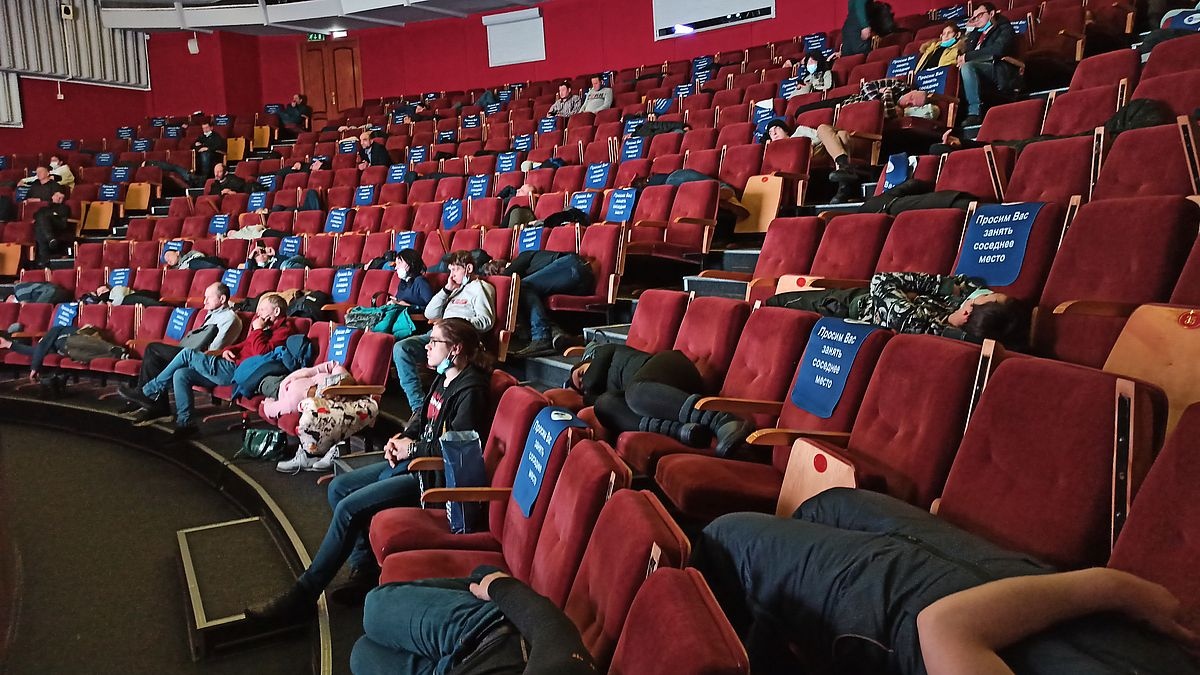 Более 100 человек остались в кинотеатре на ночь