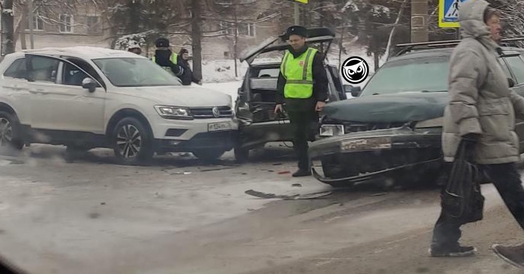 В Пензе на улице Чкалова в ДТП разбились три автомобиля