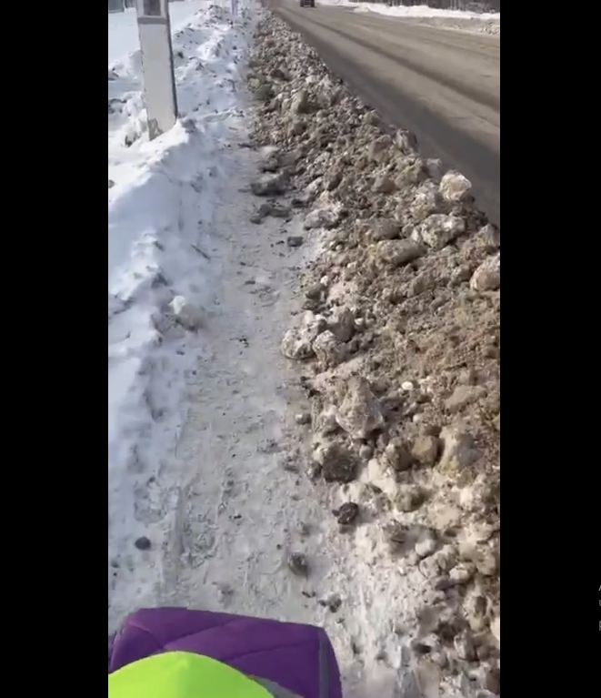 "Пешеходам летать?": жительницу Пензы возмутило, как почистили тротуар возле дороги 