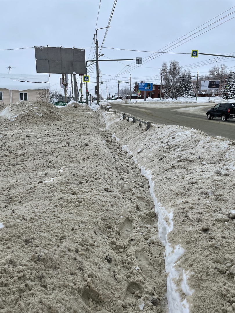 Пензенец прочистил для людей тротуар, а после его завалили снегом