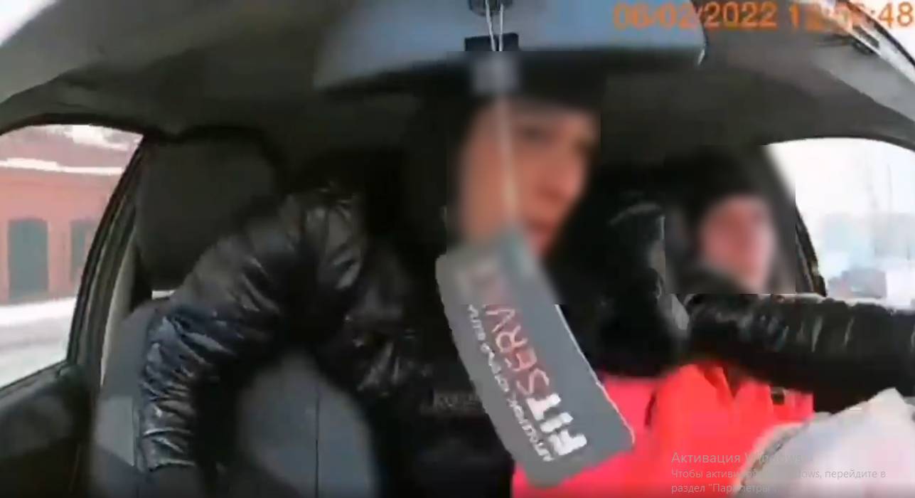 В Сети появилось видео ДТП, где неадекватный пассажир выхватил руль у таксиста