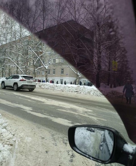 Стоят на улице с температурой: в Пензе выстроилась огромная очередь в больницу