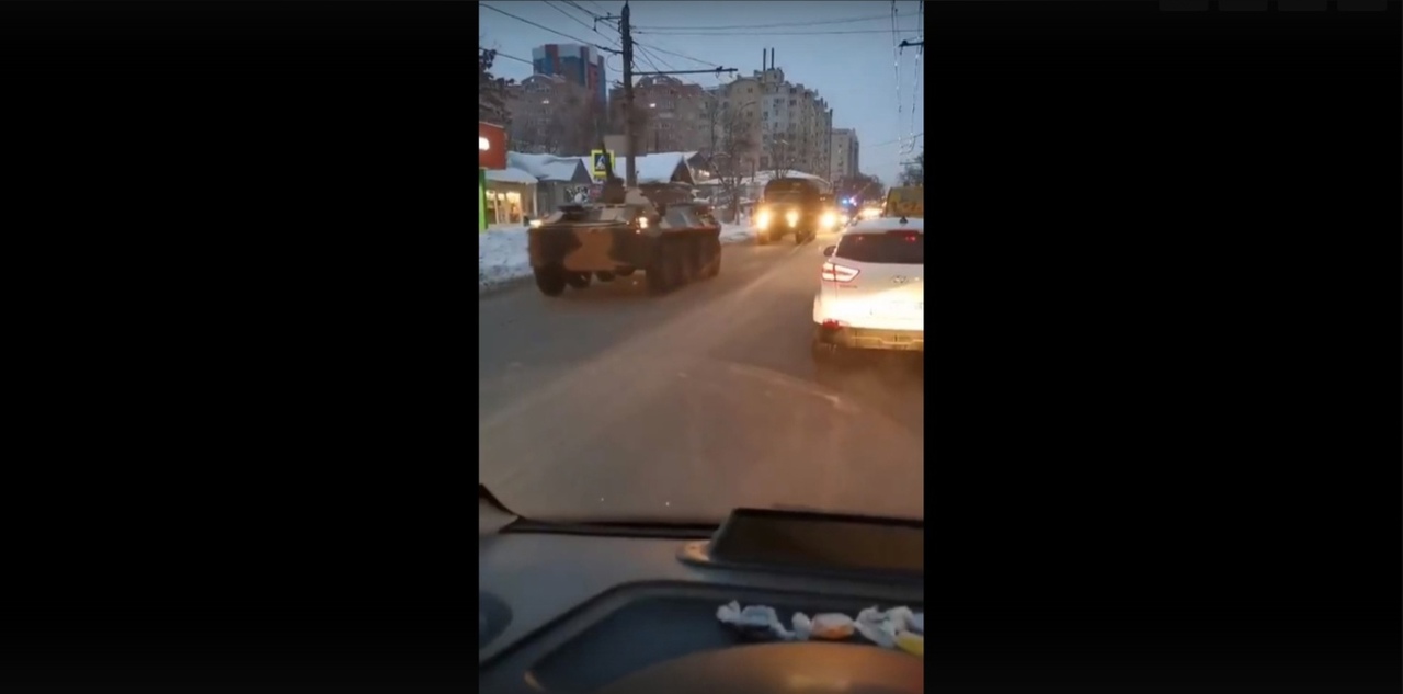 Очевидцы сняли на видео военную технику в центре Пензы
