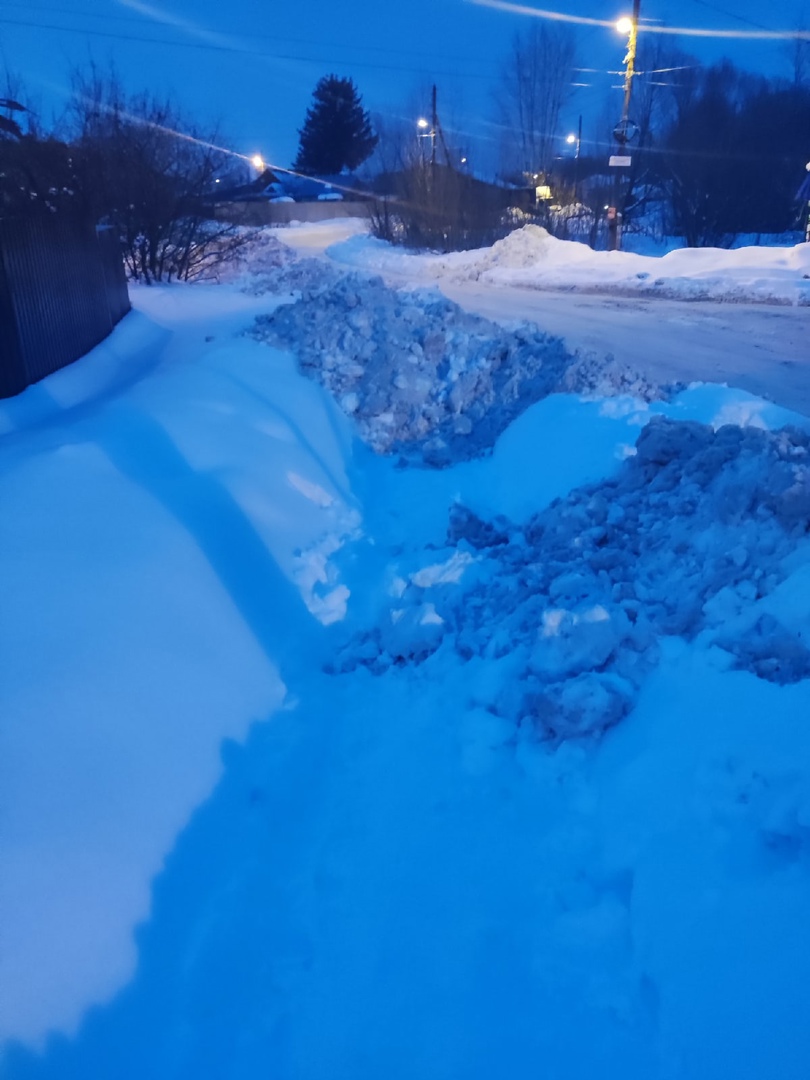 Жители Пензы сами расчищают от снега тротуар, заваленный трактором 