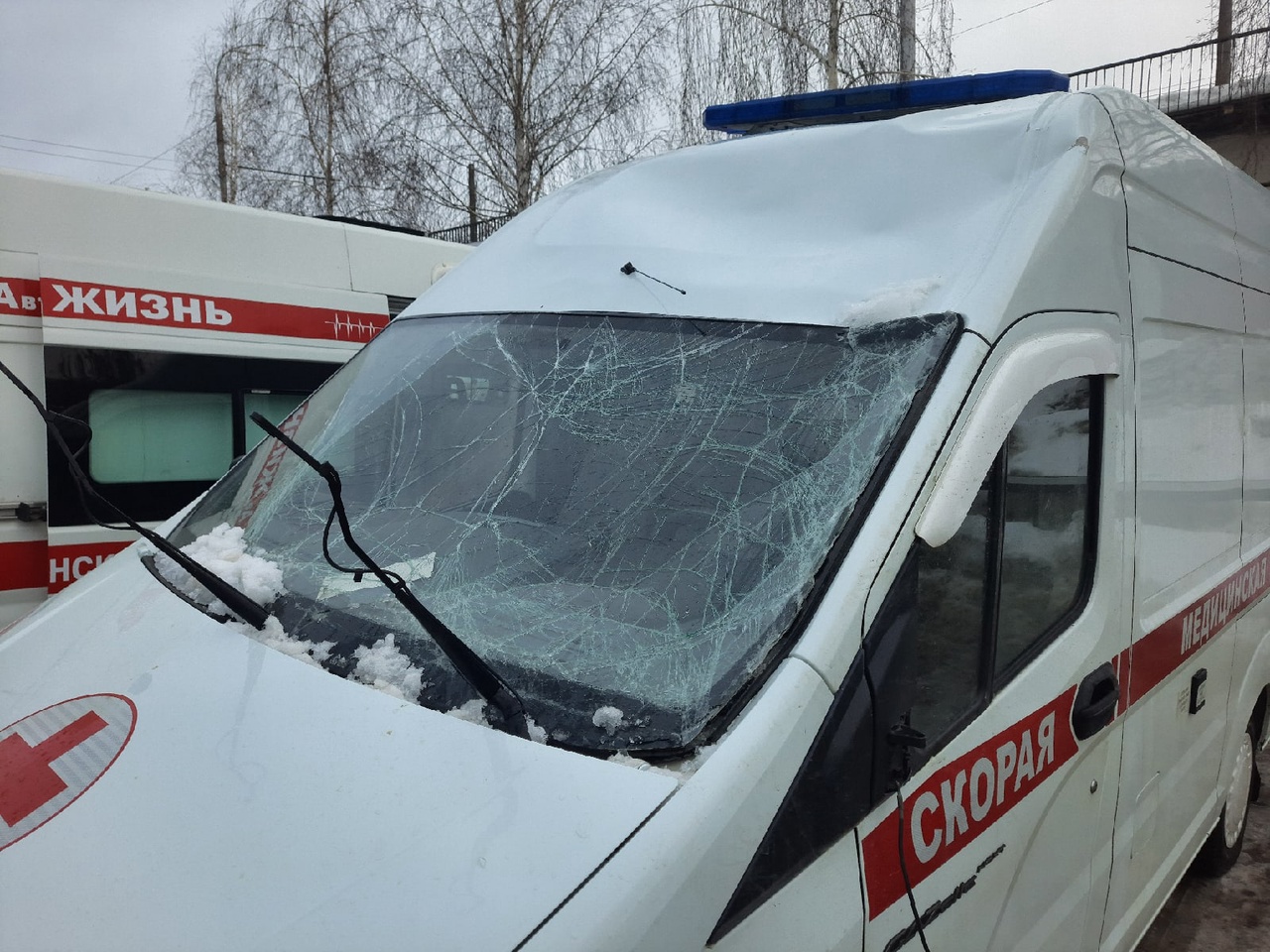 В Пензе на машину скорой с медиками и пациентом рухнула глыба льда