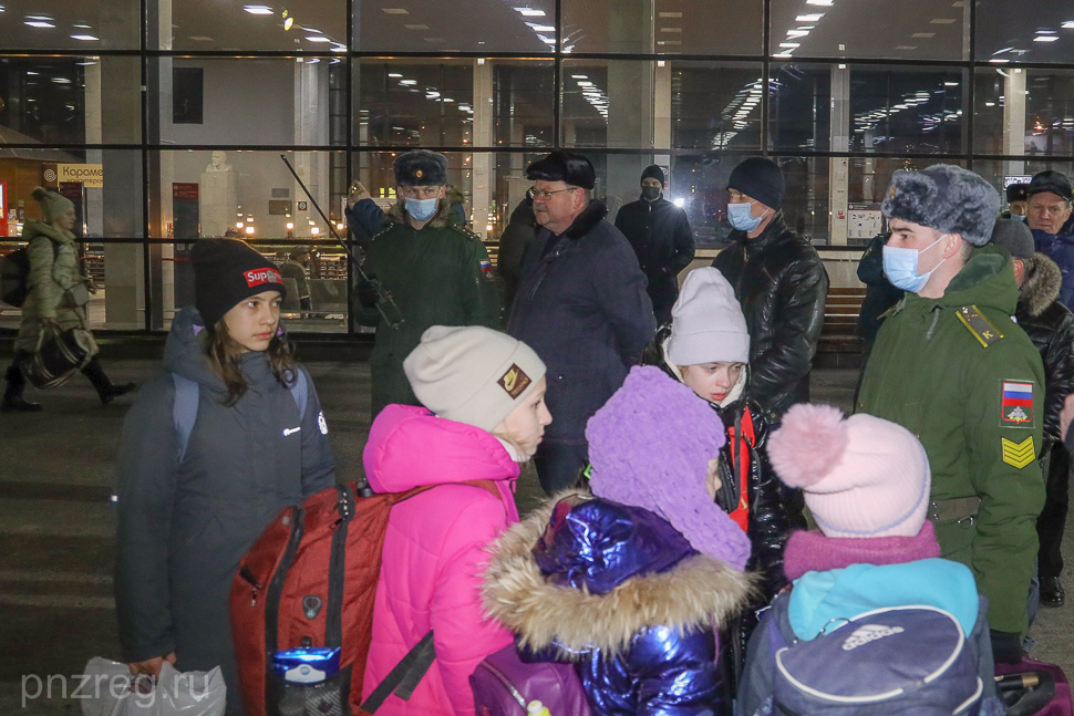 Олег Мельниченко встретил детей, прибывших в Пензу с Донбасса